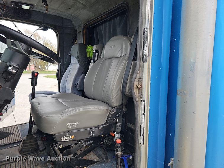 image for item DO4348 1993 Peterbilt 379  semi truck