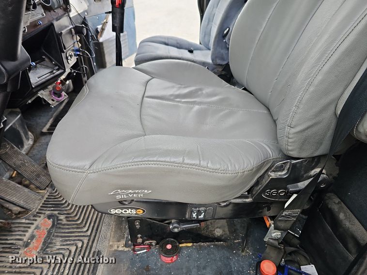 image for item DO4348 1993 Peterbilt 379  semi truck