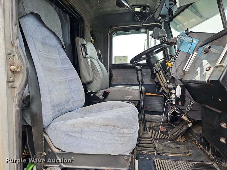 image for item DO4348 1993 Peterbilt 379  semi truck