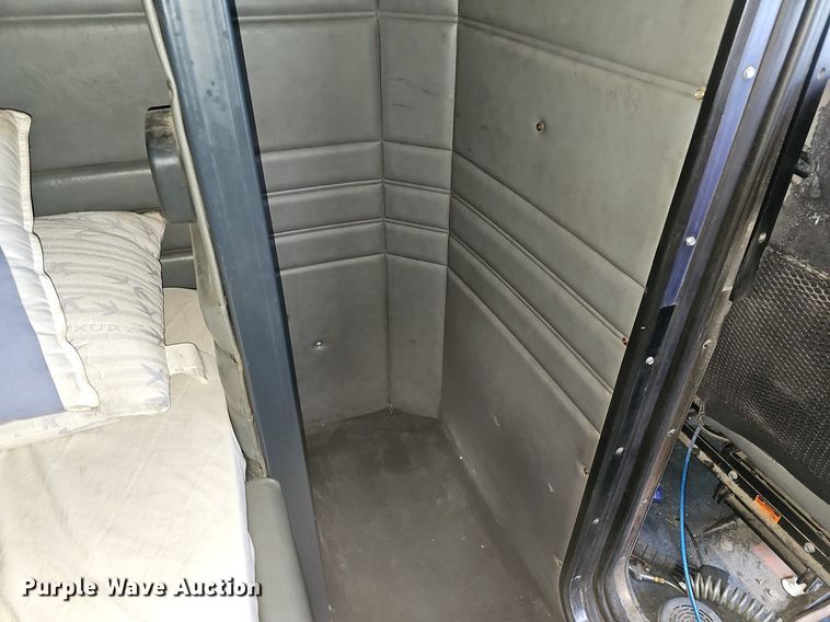 image for item DO4348 1993 Peterbilt 379  semi truck