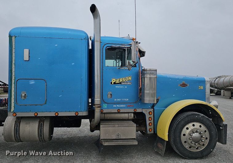 image for item DO4348 1993 Peterbilt 379  semi truck