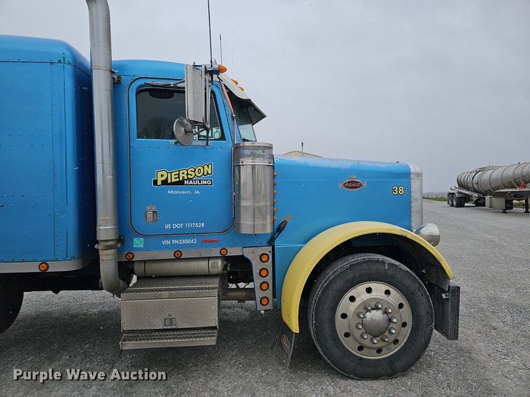 image for item DO4348 1993 Peterbilt 379  semi truck