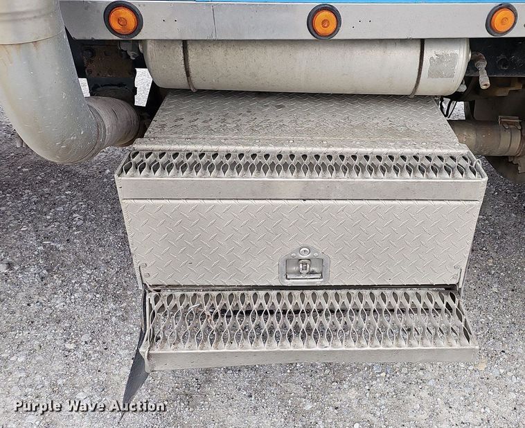 image for item DO4348 1993 Peterbilt 379  semi truck