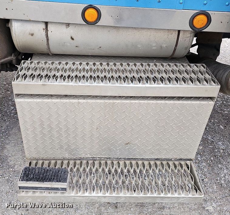 image for item DO4348 1993 Peterbilt 379  semi truck