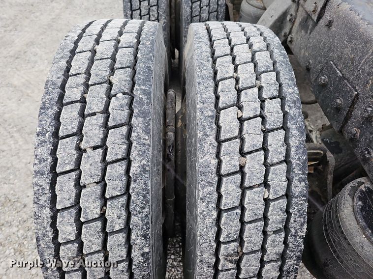 image for item DO4348 1993 Peterbilt 379  semi truck