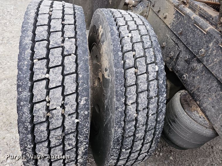 image for item DO4348 1993 Peterbilt 379  semi truck