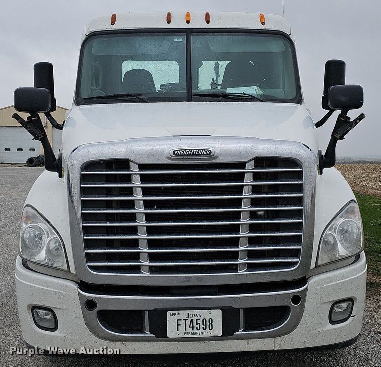 image for item DO4349 2015 Freightliner Cascadia Evolution  semi truck