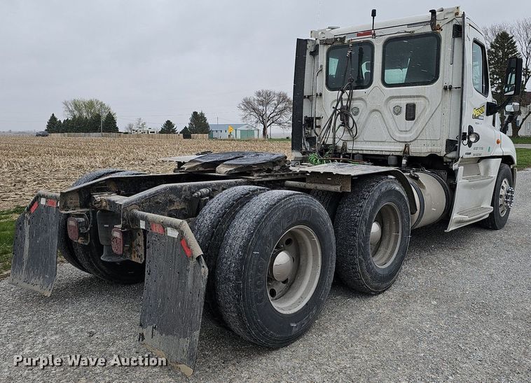 image for item DO4349 2015 Freightliner Cascadia Evolution  semi truck