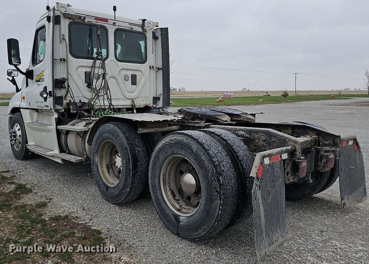 image for item DO4349 2015 Freightliner Cascadia Evolution  semi truck