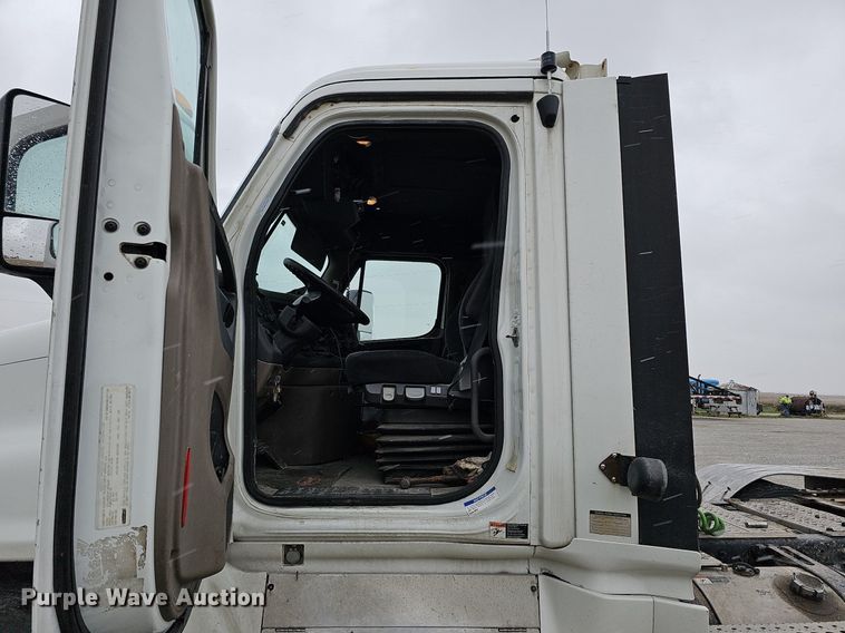 image for item DO4349 2015 Freightliner Cascadia Evolution  semi truck