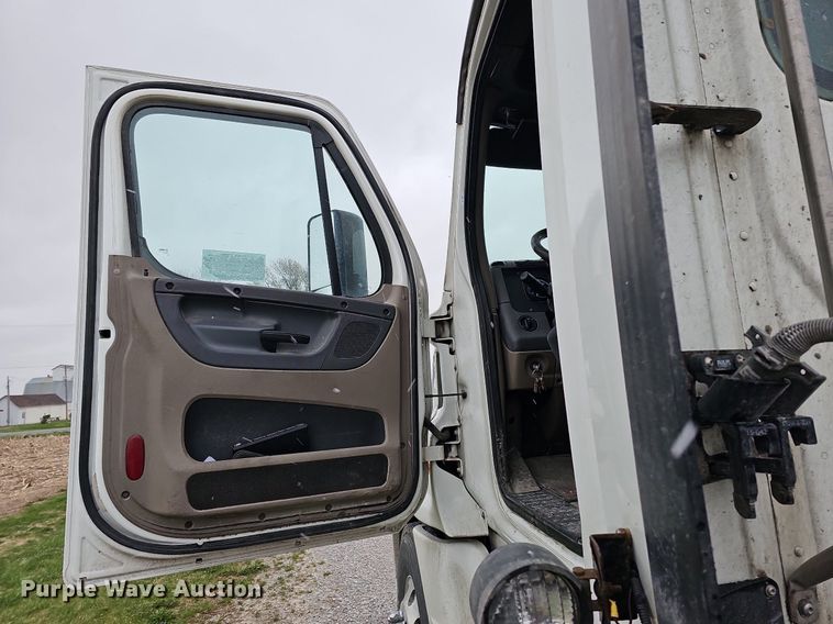 image for item DO4349 2015 Freightliner Cascadia Evolution  semi truck