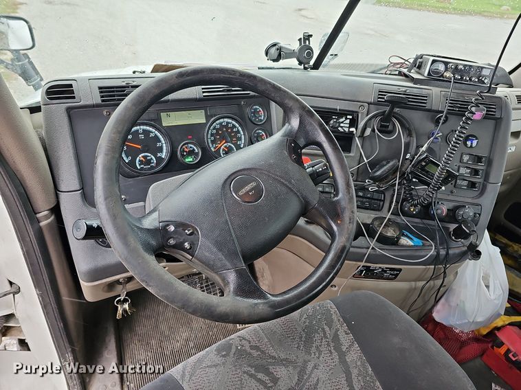 image for item DO4349 2015 Freightliner Cascadia Evolution  semi truck