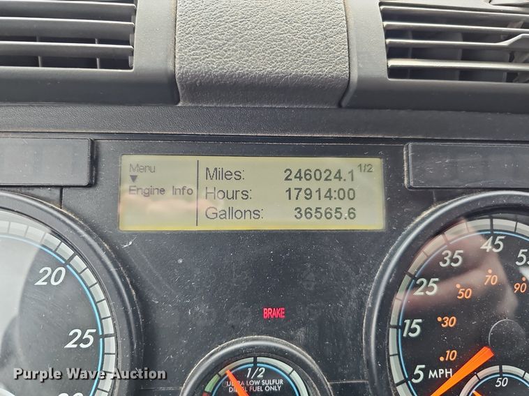 image for item DO4349 2015 Freightliner Cascadia Evolution  semi truck