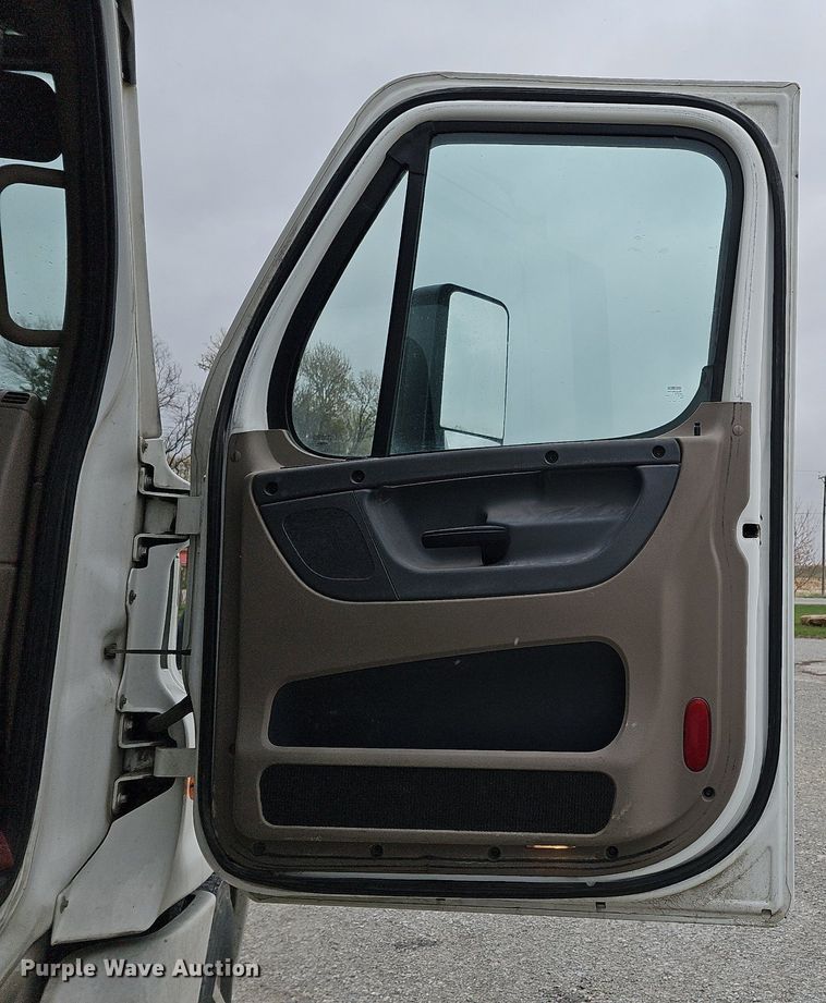 image for item DO4349 2015 Freightliner Cascadia Evolution  semi truck