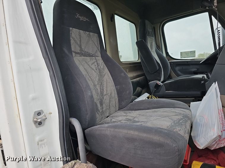 image for item DO4349 2015 Freightliner Cascadia Evolution  semi truck