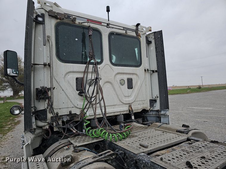 image for item DO4349 2015 Freightliner Cascadia Evolution  semi truck