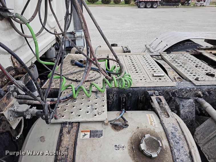 image for item DO4349 2015 Freightliner Cascadia Evolution  semi truck