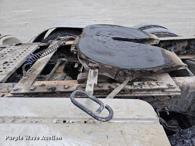 image for item DO4349 2015 Freightliner Cascadia Evolution  semi truck