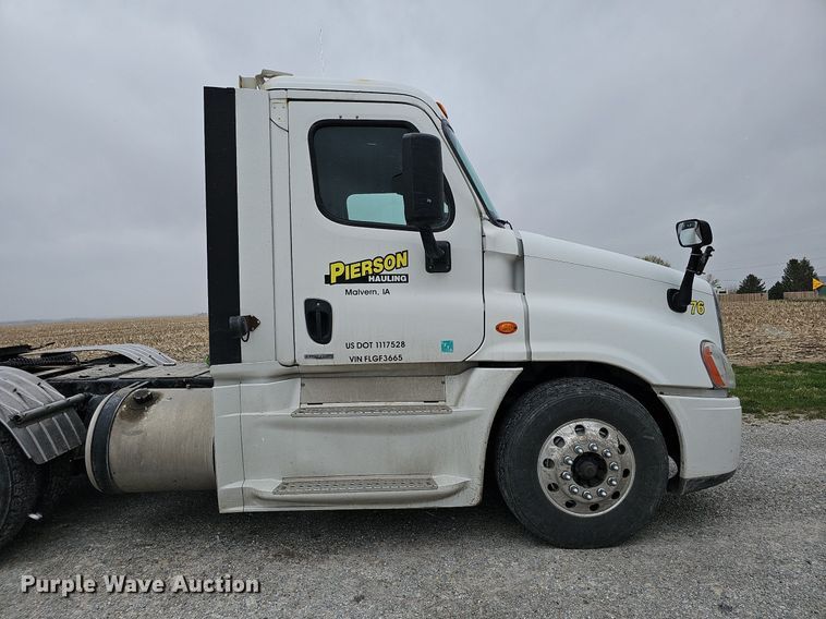 image for item DO4349 2015 Freightliner Cascadia Evolution  semi truck