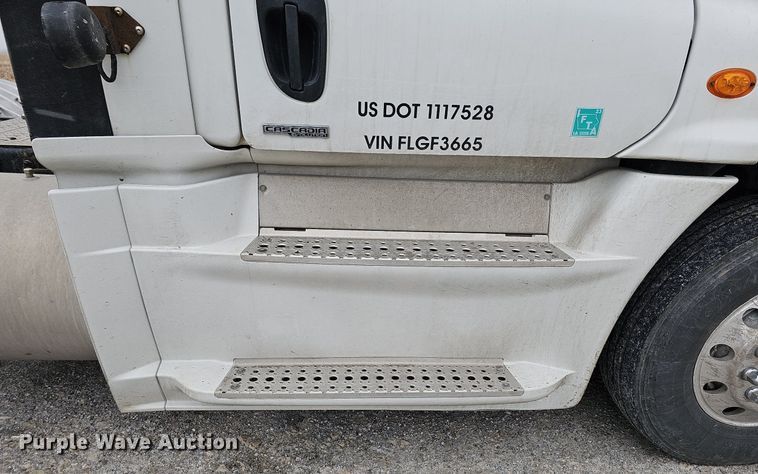 image for item DO4349 2015 Freightliner Cascadia Evolution  semi truck