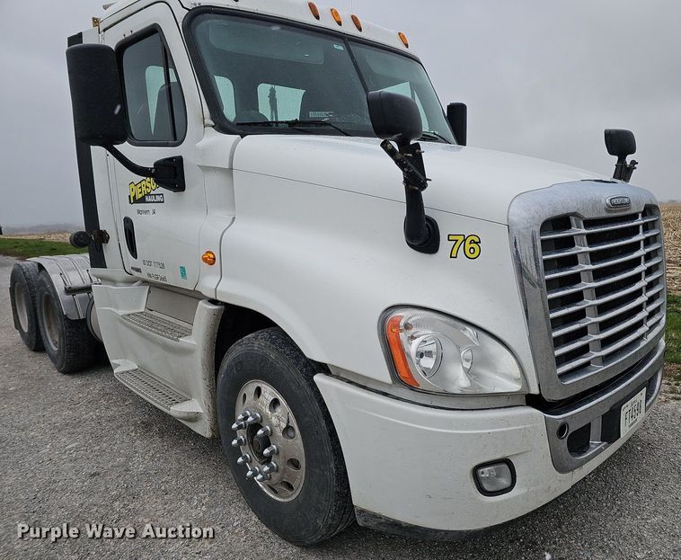 image for item DO4349 2015 Freightliner Cascadia Evolution  semi truck