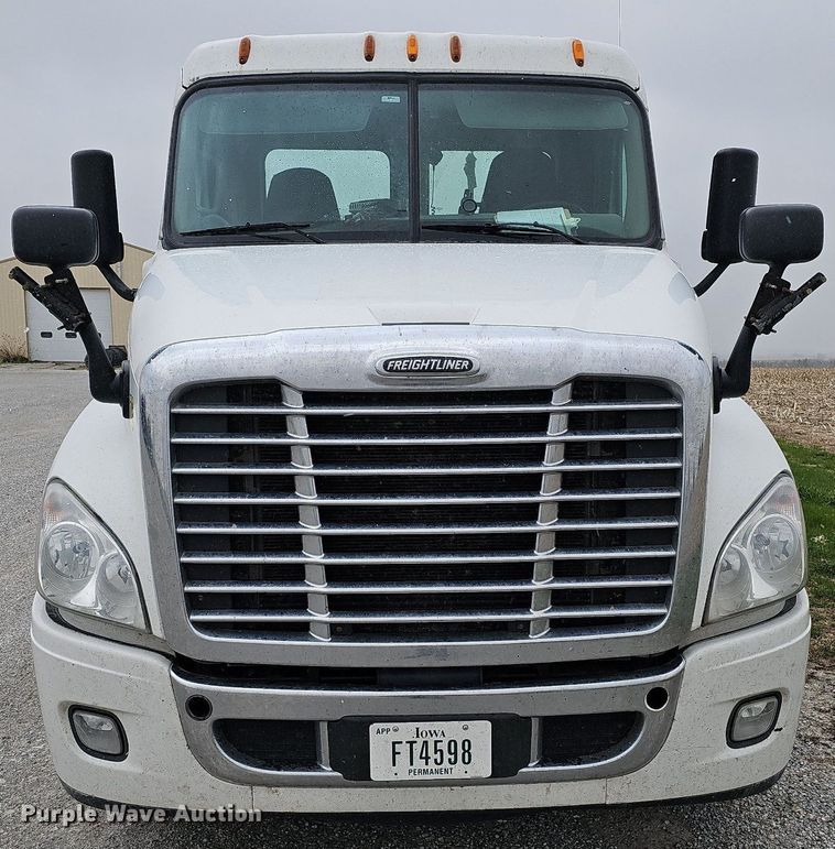 image for item DO4349 2015 Freightliner Cascadia Evolution  semi truck