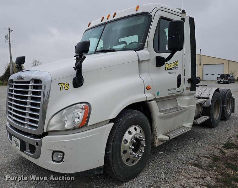 image for item DO4349 2015 Freightliner Cascadia Evolution  semi truck