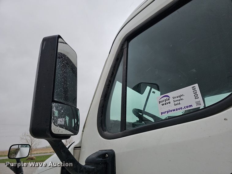 image for item DO4349 2015 Freightliner Cascadia Evolution  semi truck