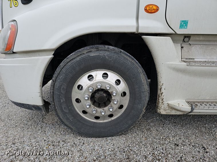 image for item DO4349 2015 Freightliner Cascadia Evolution  semi truck