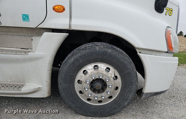 image for item DO4349 2015 Freightliner Cascadia Evolution  semi truck