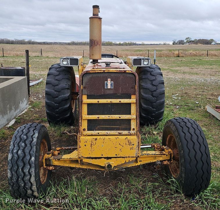 image for item DO4372 International 2500B  tractor