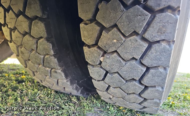 image for item DO4377 2009 Thomas Built Saf-T-Liner C2  school bus