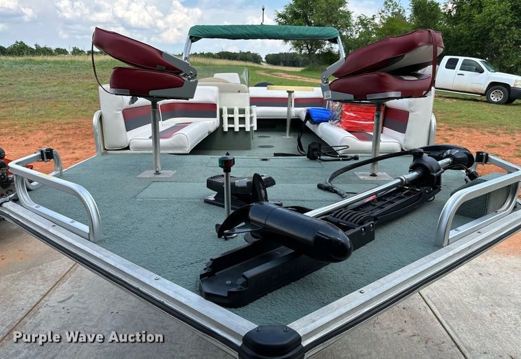 image for item DQ0542 1998 Grumman Sport Deck  boat