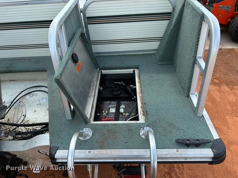 image for item DQ0542 1998 Grumman Sport Deck  boat