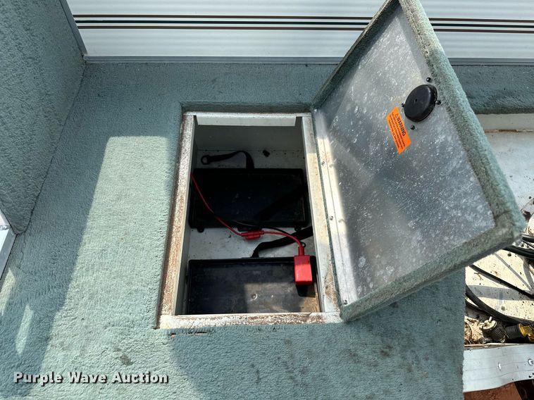 image for item DQ0542 1998 Grumman Sport Deck  boat