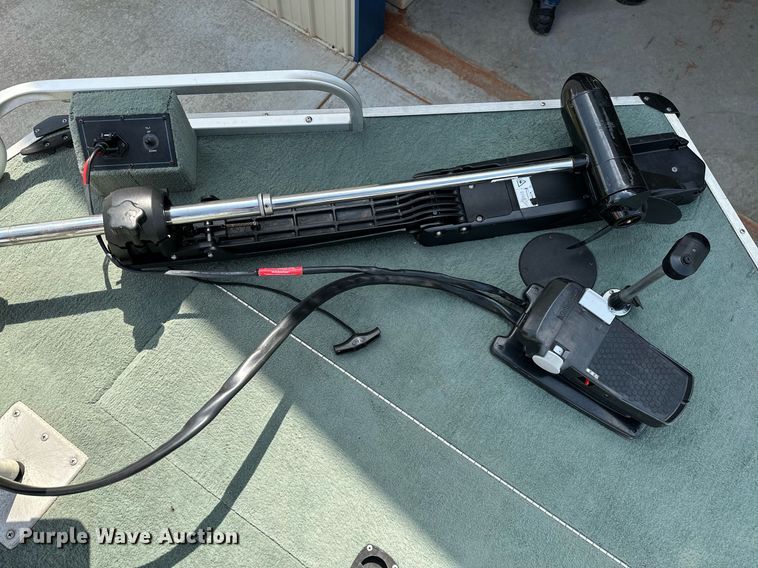 image for item DQ0542 1998 Grumman Sport Deck  boat