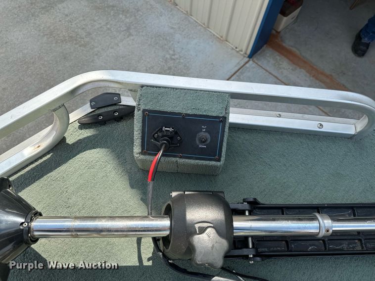 image for item DQ0542 1998 Grumman Sport Deck  boat