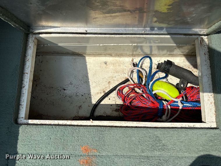 image for item DQ0542 1998 Grumman Sport Deck  boat