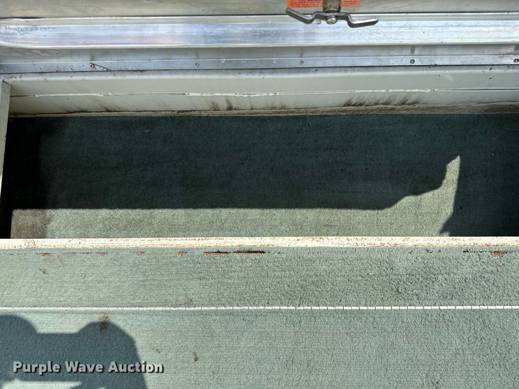 image for item DQ0542 1998 Grumman Sport Deck  boat