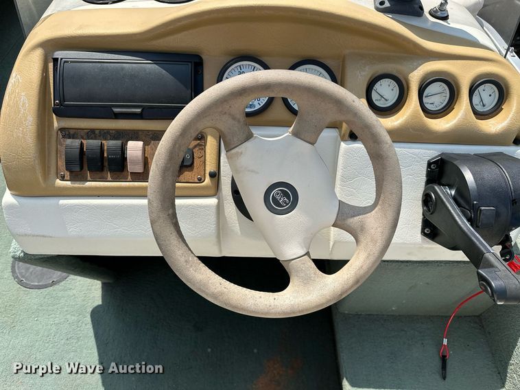 image for item DQ0542 1998 Grumman Sport Deck  boat