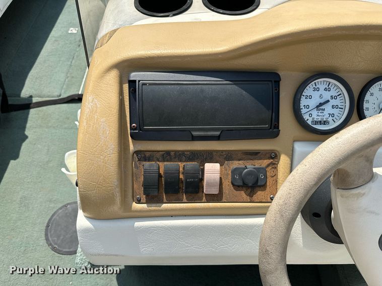 image for item DQ0542 1998 Grumman Sport Deck  boat