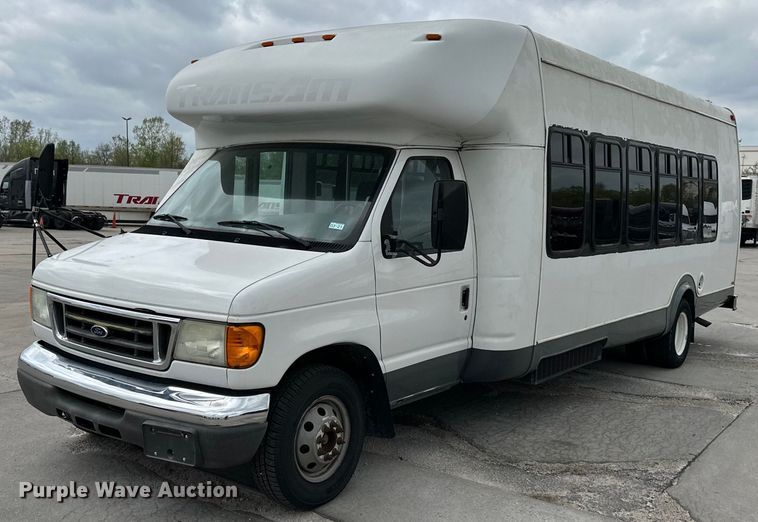 image for item DR5232 2006 Ford E450  shuttle bus