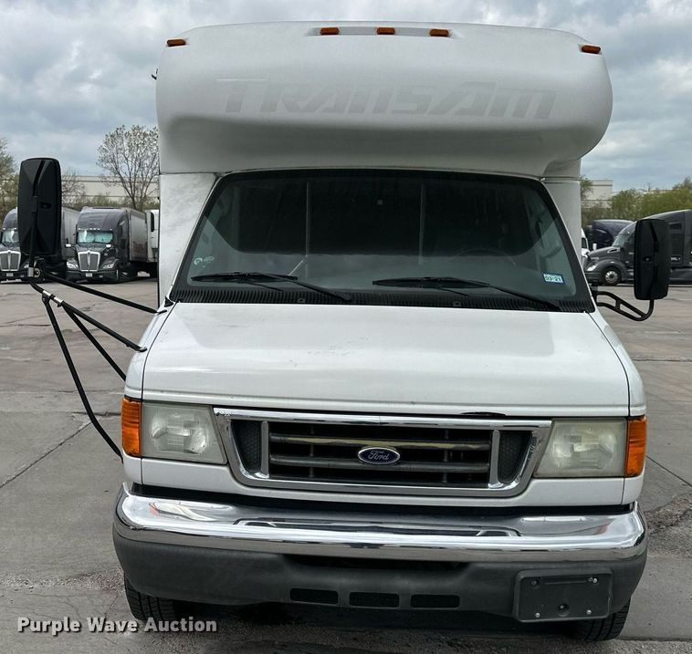image for item DR5232 2006 Ford E450  shuttle bus