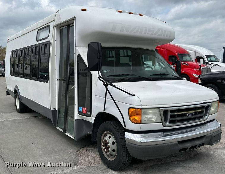 image for item DR5232 2006 Ford E450  shuttle bus