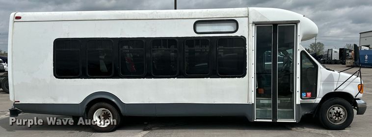 image for item DR5232 2006 Ford E450  shuttle bus