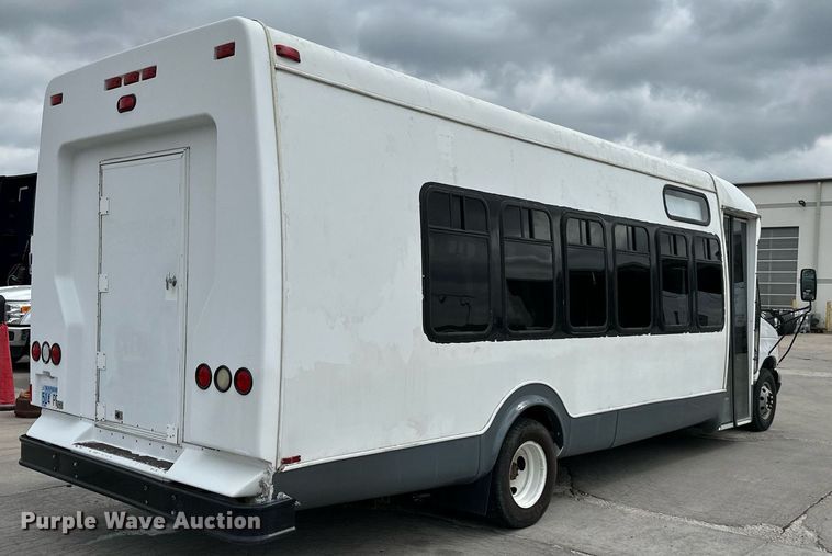 image for item DR5232 2006 Ford E450  shuttle bus