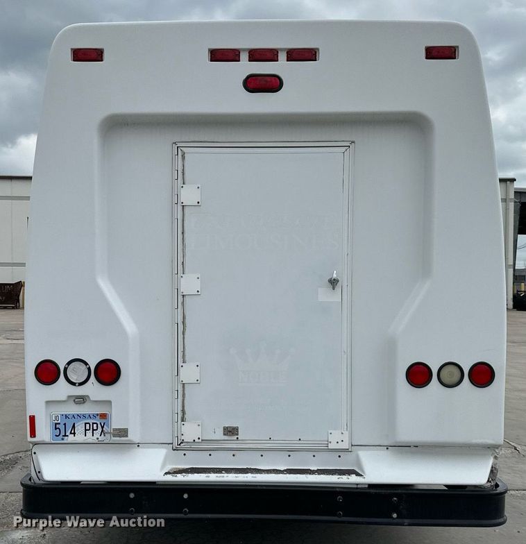 image for item DR5232 2006 Ford E450  shuttle bus