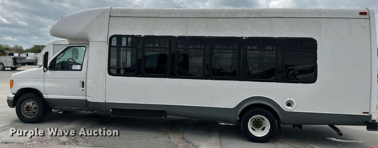 image for item DR5232 2006 Ford E450  shuttle bus