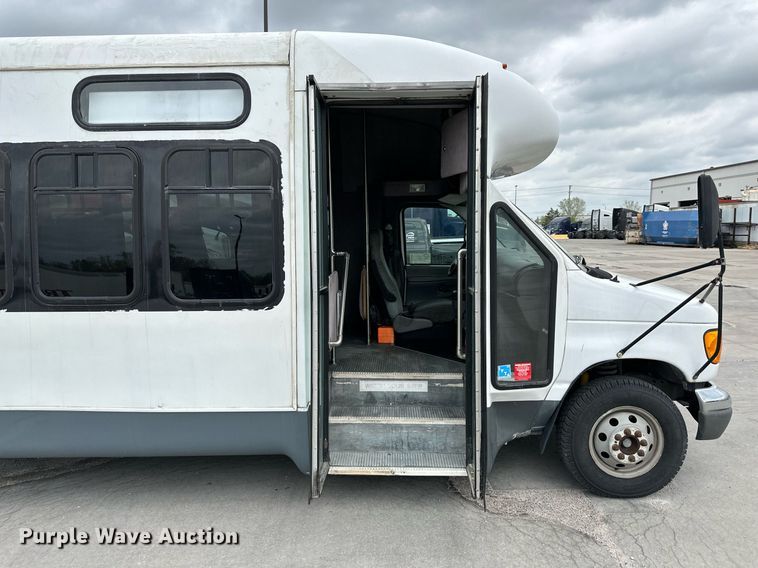 image for item DR5232 2006 Ford E450  shuttle bus