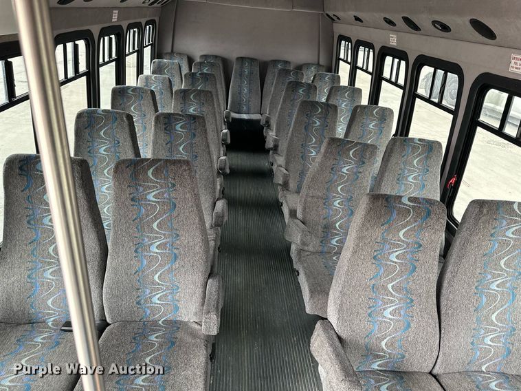 image for item DR5232 2006 Ford E450  shuttle bus